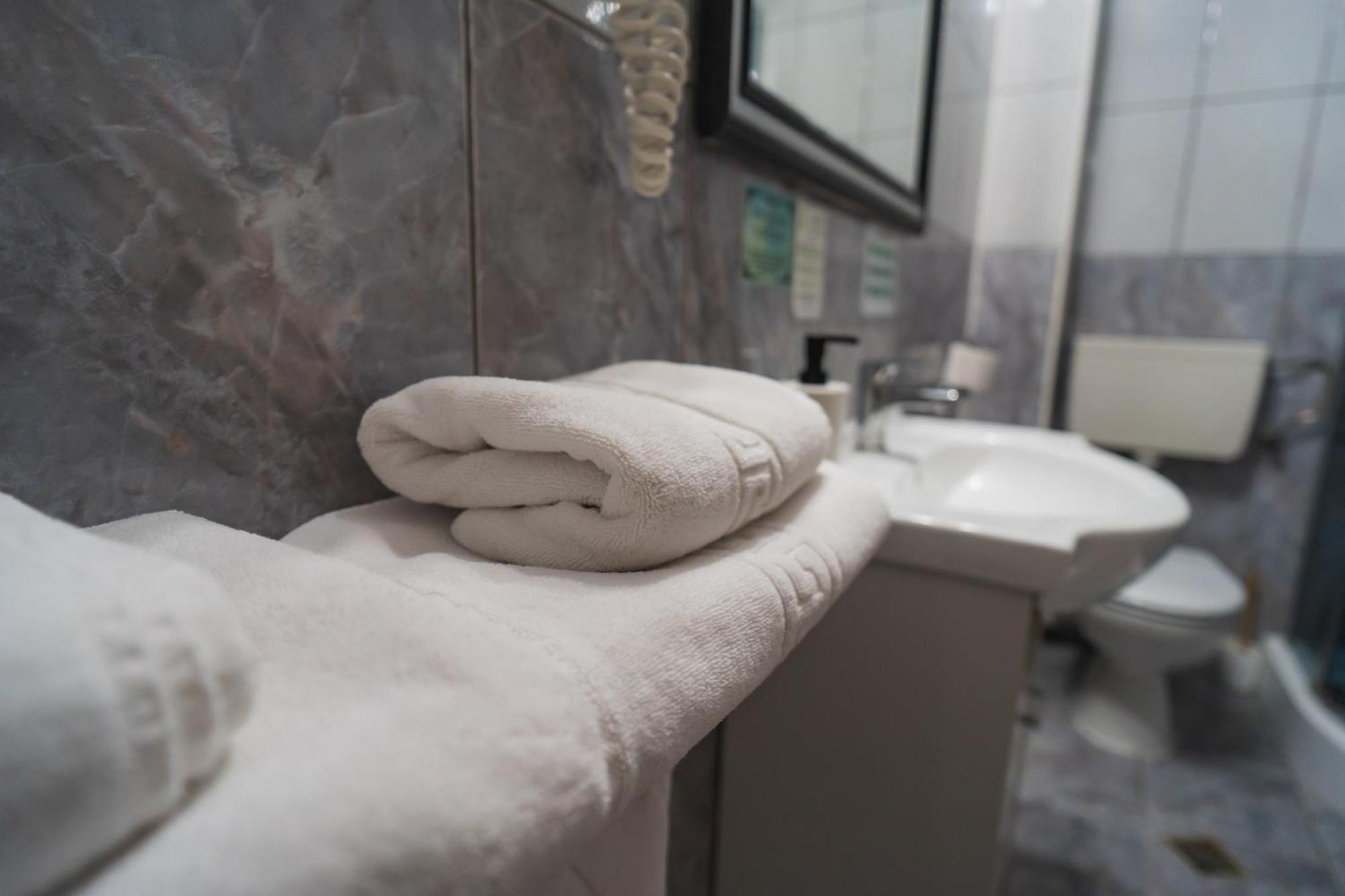 Hotel Dobsi Bazna Extérieur photo