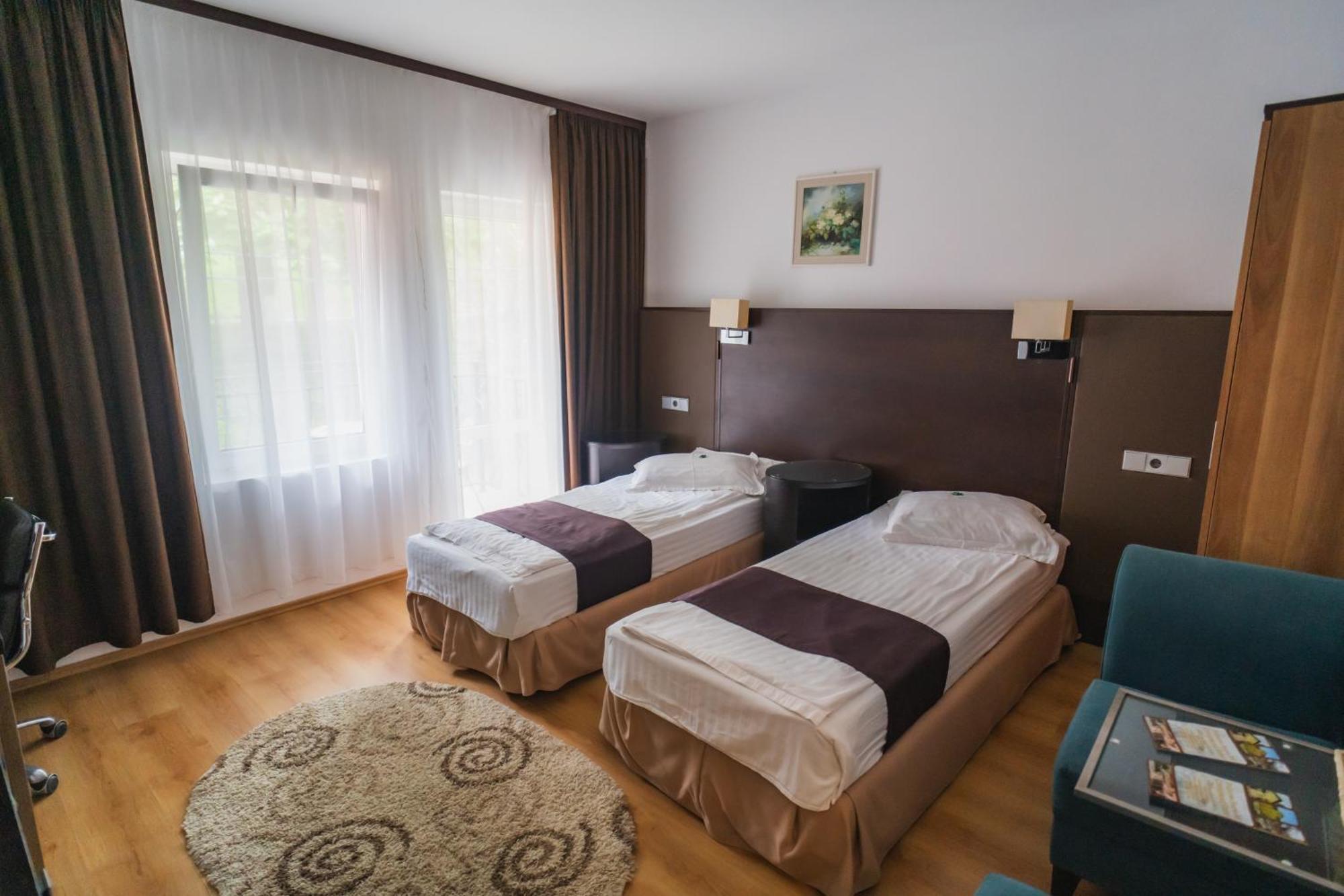 Hotel Dobsi Bazna Extérieur photo